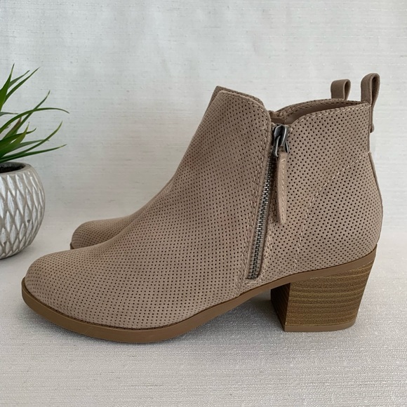 New Dolchetta Libby Beige Perforated Faux Suede Zip Heeled Ankle Boots Womens 8M - Picture 3 of 13